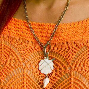 Silver-colored stainless steel necklace with a pendant in the shape of a white